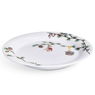 Kähler Design Hammershøi Jul Weihnachtsteller 27 cm aus der 2026 Edition auf festlich gedecktem Weihnachtstisch mit Weihnachtsmotiven, Kerzen, Gläsern und kleiner Weihnachtsgans.
