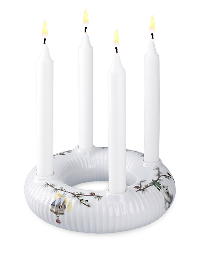 Kähler Design Hammershøi Jul Adventskranz aus weißem Porzellan mit vier weißen Kerzen, Tannenzweigen und klassischen Weihnachtsmotiven als festliche Adventsdekoration.