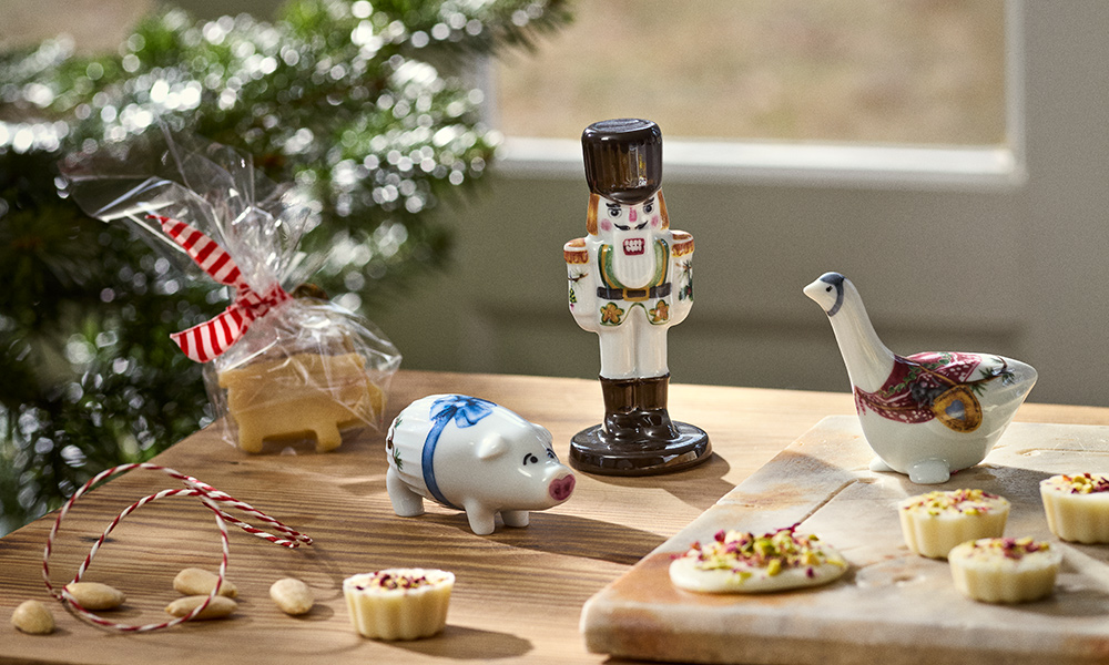 Kähler Hammershøi Christmas 2026 Figuren mit Nussknacker, Glücksschwein und Weihnachtsgans aus dekoriertem Porzellan.