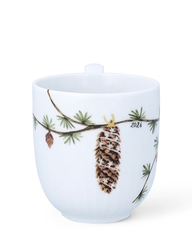 Kähler Design Hammershøi Jul Weihnachtstasse 2026 aus weißem Porzellan mit Tannenzapfen und Tannenzweigen als Weihnachtsmotiv.