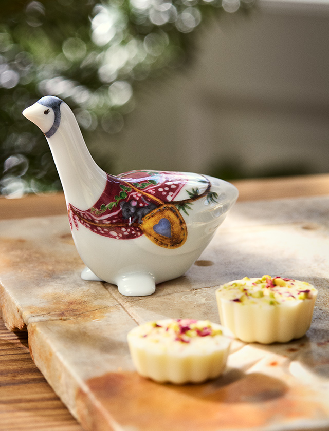 Handdekorierte Kähler Hammershøi Christmas Weihnachtsgans aus Keramik mit festlichen roten und grünen Weihnachtsmotiven.