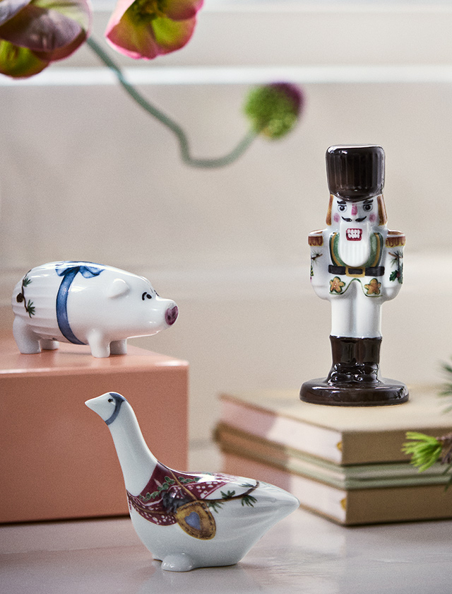 Kähler Hammershøi Christmas Weihnachtsfiguren aus Keramik: Weihnachtsgans, Glücksschwein und Nussknacker mit handdekorierten Weihnachtsmotiven.