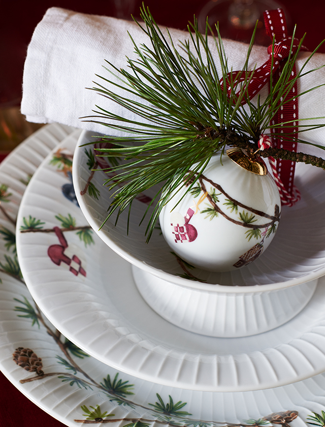 Hammershøi Jul Weihnachts-Geschirr-Serie von Kähler Design und Christbaumkugel Jahrgang 2020