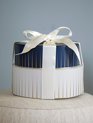 Hammershøi Geschenk- und Keksdosen in Indigoblau & Weiß von Kähler Design. 2er-Set bestehen aus einer mittleren und einer großen Metalldose.