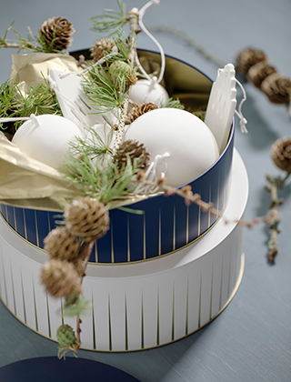 Hammershøi Aufbewahrungsdosen von Kähler Design zum aufbewahren von Keksen und genutzt als stillvoll arrangierte Tischdekoration in der Advents- und Weihnachtszeit.
