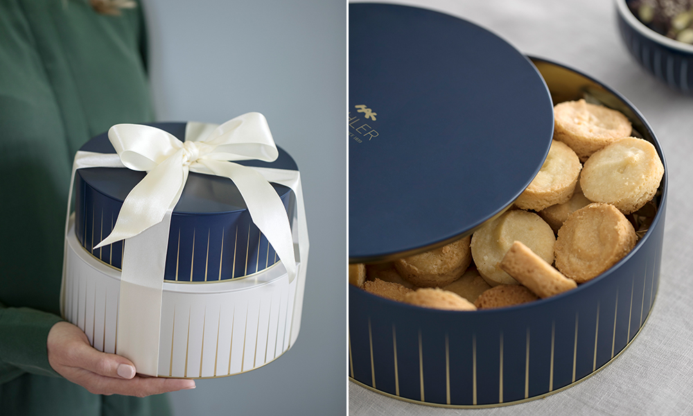 In den Hammershøi Aufbewahrungsdosen finden allerlei kleine Dinge Ihren Platz oder eignen sich ebenso als stilvolle Geschenkverpackung oder zum aufbewahren von Keksen oder selbst gebacken Plätzchen. Die Hammershøi Aufbewahrungs- und Keksdose ist im 2er-Set erhältlich in Indigoblau & Weiß.