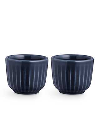 In den Hammershøi Eierbecher in Indigoblau von Kähler Design können Sie nicht nur Eier aufbewahren, sonder eigen sich ebenfalls für kleinen Dips oder Ketchup und zur Ablage von Teebeutel.