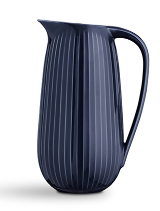 Hammershøi Servierkanne in Indigoblau von Kähler Design eignet sich zum Servieren von Milch, Wasser und Limonaden oder als Gießkanne auf Ihrer Fensterbank.