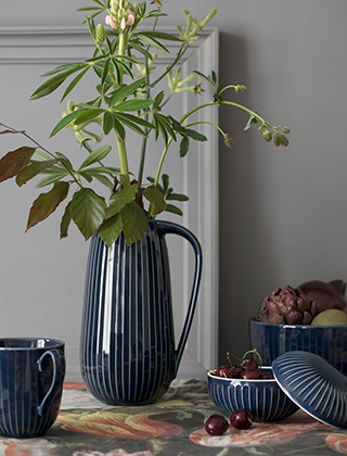 Die Kähler Hammershøi Servierkanne, Macchiato-Tasse und Bonboniere sind ab Herbst auch im Farbton Indigoblau verfügbar. Die Servierkanne eignet sich nicht nur zum Servieren von Getränken sondern ebenso als stilvolle Gießkanne auf Ihrer Fensterbank.