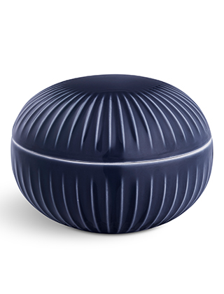 Hammershøi Bonbonniere in Indigoblau von Kähler Design eignet sich zum aufbewahren von Süßigkeiten, Zucker und Honig. Ebenso ist die Hammershøi Bonbonniere ein stilvolles Accessoires auf Ihrem Nachttisch zur Aufbewahrung von Schmuck, Ketten und Ringen
