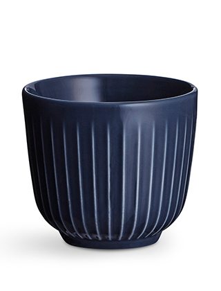 Der Thermobecher aus der Hammershøi-Serie in Indigo Blau von Kähler Design ist ab Herbst 2017 erhältlich.