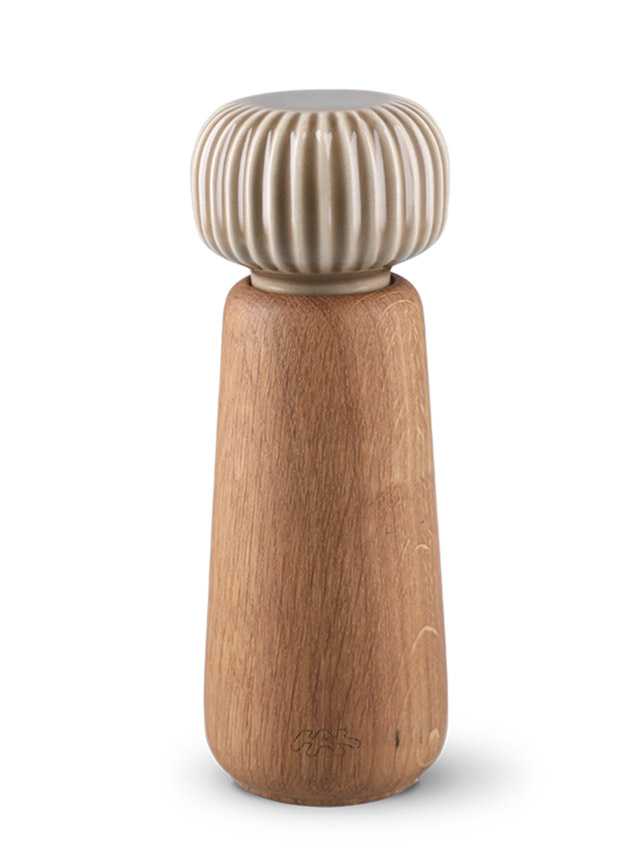 Die Hammershøi Salz- & Pfeffermühle von Kähler Design hat einen Corpus aus Eichenholz und eine Mühlenkopf aus Keramik in Braun