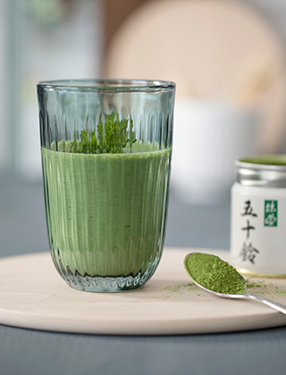 Hammershøi Trinkglas in Moosgrün von Kähler Design geeignet für leckere Smoothies und heißen und kalten Kaffegetränken.
