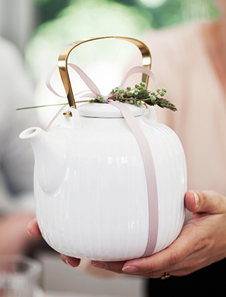 Die weiße Teekanne der Hammershøi-Serie aus Porzellan lädt ein, um es sich zu Hause mit ein wenig Luxus und einem guten Tee gemütlich zu machen. Die Teekanne zeichnet sich durch ihre elegante, moderne Form aus. Sie hat einen dekorativen, vermessingten Griff und ein praktisches Sieb, das die Teeblätter zurückhält, falls Sie traditionellen Tee zubereiten.