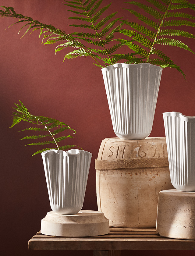 Die mittlere Archie Vase No.3 (29 cm) bildet den Mittelpunkt des Arrangements. Ihre volle, abgerundete Form verleiht ihr eine besondere Präsenz – hier wunderschön mit Eukalyptuszweigen bestückt.