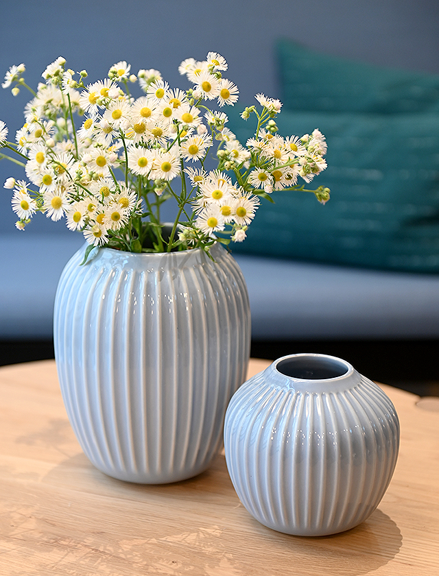 Hammershøi Vasen Himmelblau in der Größe Medium und Klein von Kähler Design mit einem Strauß wilder Kamille