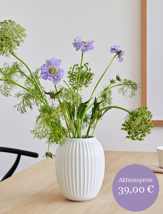 Hammershøi Vase Medium in Weiss von Kähler Design mit einem sommerlichen Blumenstrauß mit Anemonen und Schafgarbe - Wishbone Chair Black Carl Hansen & Søn und C65 - Åstrup - Dining Table von FDB Møbler