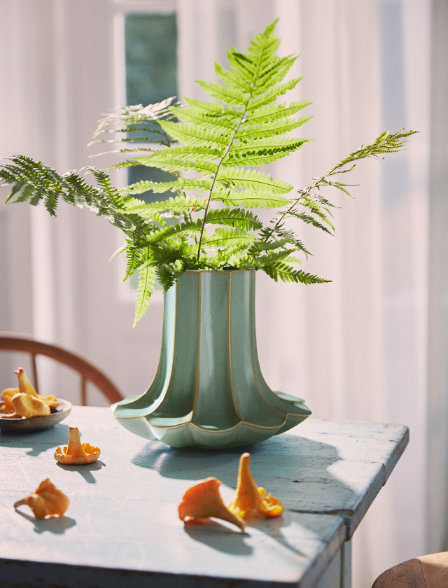 Kähler Design Kantarel Vase, dekoriert mit Farn – Vase als Tisch- und Wohnraumdeko