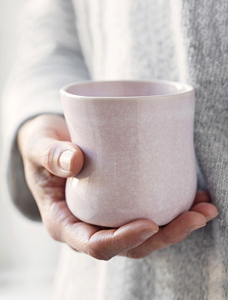 Die Mano Tasse in Rosa ist ein wundervoller Handschmeichler den Sie nicht mehr aus der Hand geben wollen.
