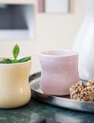 Mano Tassen Gelb & Rosa von Kähler sind perfekt für den Tee- und Kaffegenuss. An sommerlichen Tagen eignen sich die Mano-Tassen zu servieren von kalten Limonaden oder Milchgetränken.