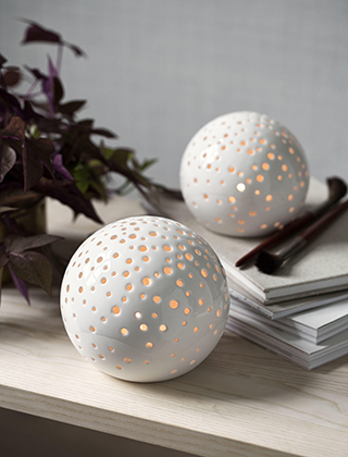 Nobili Teelichtkugel in Weiß, kleine & große Größe von Kähler Design