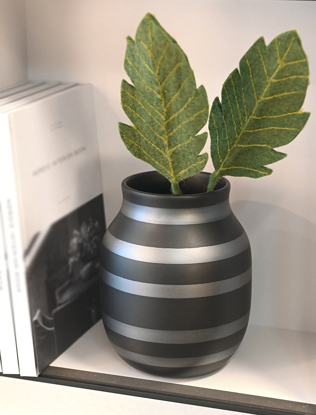 Die Omaggio Vase in einer matt-schwarzen, leicht silberglänzender Neuinterpretation und ist ein modernes Interieur-Statement für Ihr Zuhause. Die Omaggio Vase „Black Tonen“ ist in limitierter Auflage in der beliebten 20 cm hohen Ausführung verfügbar.