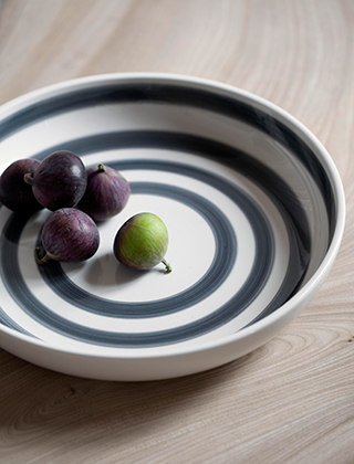 Die große Omaggio Obstschale in Granitgrau von Kähler Design ist ein Blickfang auf Ihrem Küchentisch oder Ihrem Küchentresen. In der Omaggio Schale sind Obst und Gemüse immer gut aufgehoben.