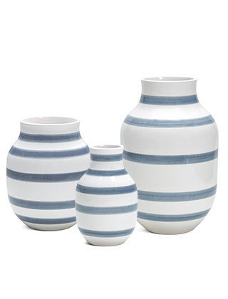 Das Omaggio-Vasen 3er-Set in Hellblau von Kähler Design im 3er-Set besteht aus einer kleinen, mittleren und großen Omaggio Vase. Jetzt zum günstigen Setpreis!