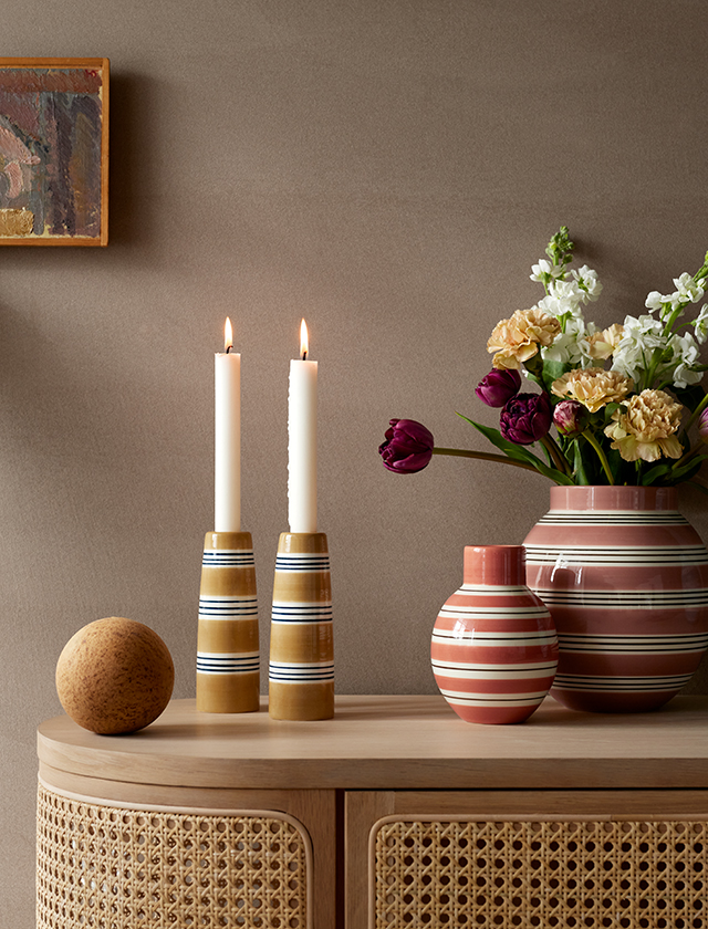 Omaggio Nuovo Kerzenhalter in Ocker Gelb und Omaggio Nuovo Vasen in Dusty Rose & Terracotta von Kähler Design aus Dänemark