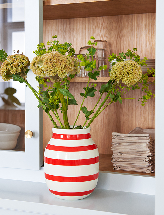 Omaggio Vase Scarlett-Rot in Medium von Kähler Design - Geschmückt mit Federbusch von Vitrine aus Eichenholz