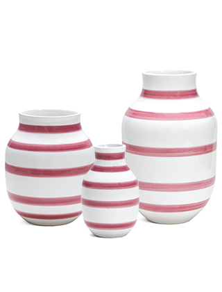 Das Omaggio-Vasen 3er-Set in Rosé von Kähler Design im 3er-Set besteht aus einer kleinen, mittleren und großen Omaggio Vase. Jetzt zum günstigen Setpreis!
