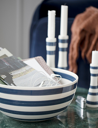 Ein Blickfang in jeder Küche oder Wohnzimmer ist die opulente Omaggio Schüssel in Stahlblau von Kähler Design. Obst und Gemüse ist in der Omaggio-Schüssel ebenso gut untergebracht wie kleinen und große Utensilien. Kombinieren Sie die Schüssel mit weiten Teilen aus der der stahlblauen Omaggio-Serie.