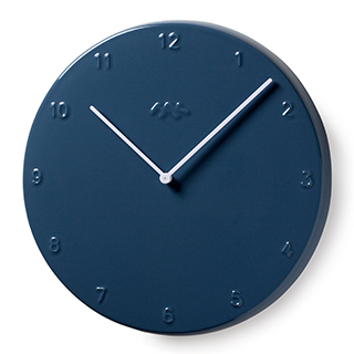 Passend zu unserer Kähler Ora Tischuhre haben wir ebenfalls die große Ora Wanduhr in Taubenblau von Kähler Design mit einem Durchmesser von 300 mm im Programm.