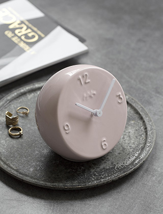 Ora Tischuhr in Rosa von Kähler Design