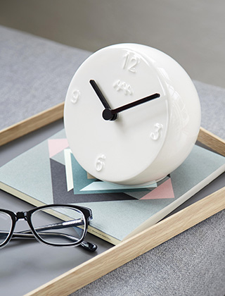 Ora Tischuhr in Weiß von Kähler Design