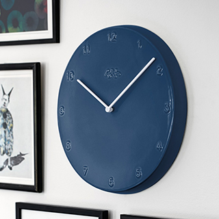 Ora Wanduhr in Taubenblau von Kähler Design können Sie an die Wand hängen oder lehnen. Die blaue Keramikuhr mit ihren weißen Zeigern ist ein wunderschönes Designobjekt in Küche, Büro oder Wohnzimmer.