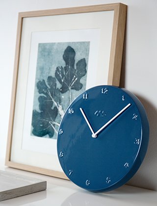 Ora Wanduhr in Taubenblau von Kähler Design können Sie an die Wand hängen oder lehnen. Die Keramikuhr mit ihren weißen Zeigern ist ein wunderschönes Designobjekt in Küche, Büro oder Wohnzimmer.
