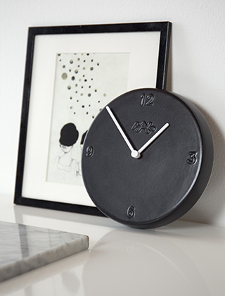 Ora Wanduhr in Mattschwarz von Kähler Design