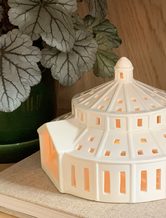 Das Kähler Design Urbania Teelichthaus Botanisk Have Palm House bringt das Flair des Botanischen Gartens Kopenhagen und hyggeliges Kerzenlicht in Ihr Zuhause.