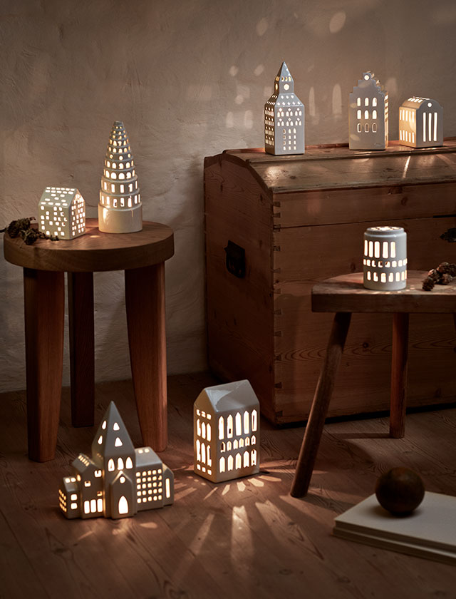 Der Hammershøi Jul Blockkerzenhalter für Kalenderkerzen von Kähler Design ist ein stilvoller und festlicher Kerzenhalter, der speziell für die Weihnachtszeit entworfen wurde. Er gehört zur beliebten Hammershøi-Kollektion und zeichnet sich durch sein elegantes und gleichzeitig traditionelles Design aus.