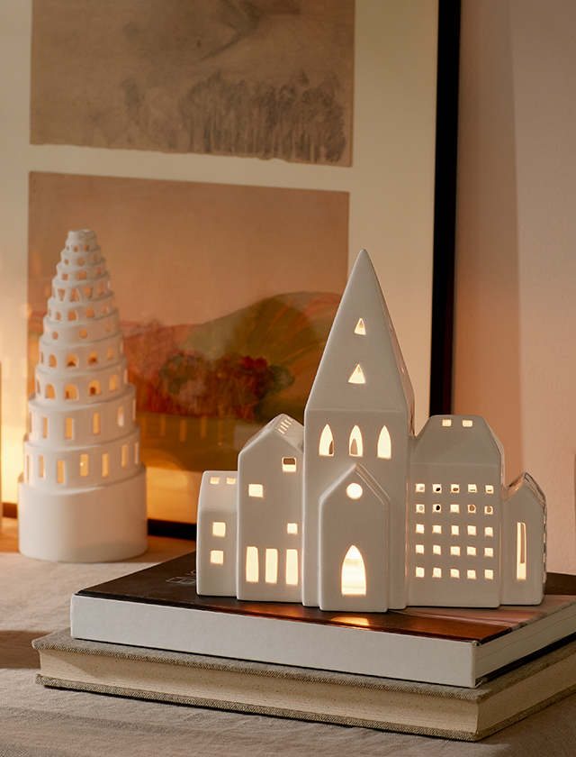 Urbania City Teelichthausund Højt Tårn von Kähler Design zeigt die Silhouette einer Großstadt und erzeugt ein Stimmungsvolles Licht in der dunklen Jahreszeit.