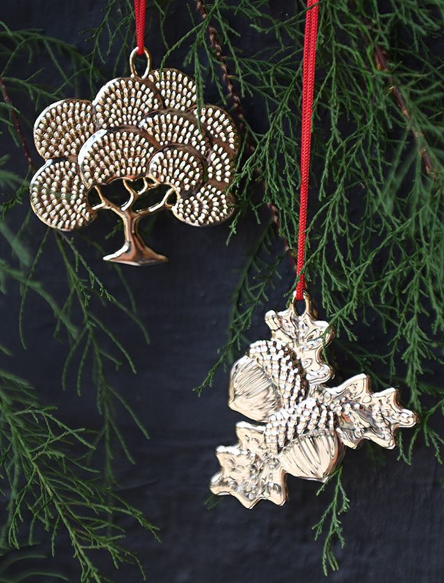 Rosendahl Karen Blixen Weihnachtsanhänger Karens Eiche und Verzauberte Eicheln an grünen Zweigen
