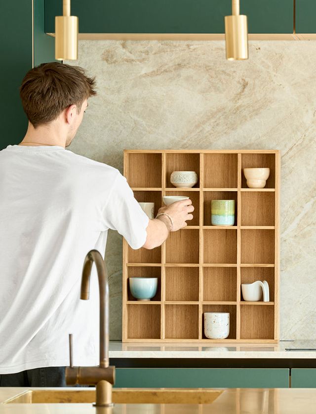 Elegantes Tassenregal aus massiver Eiche von Kath Andersen in einer modernen Küche. Perfekt für die stilvolle Aufbewahrung von handgefertigten Tassen und Keramik. Hochwertiges Design, natürliche Materialien und skandinavische Ästhetik.