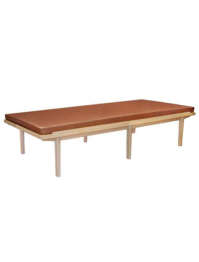 Kath & Andersen Daybed – handgefertigtes Tagesbett aus Eichenholz mit Lederauflage in Cognac.