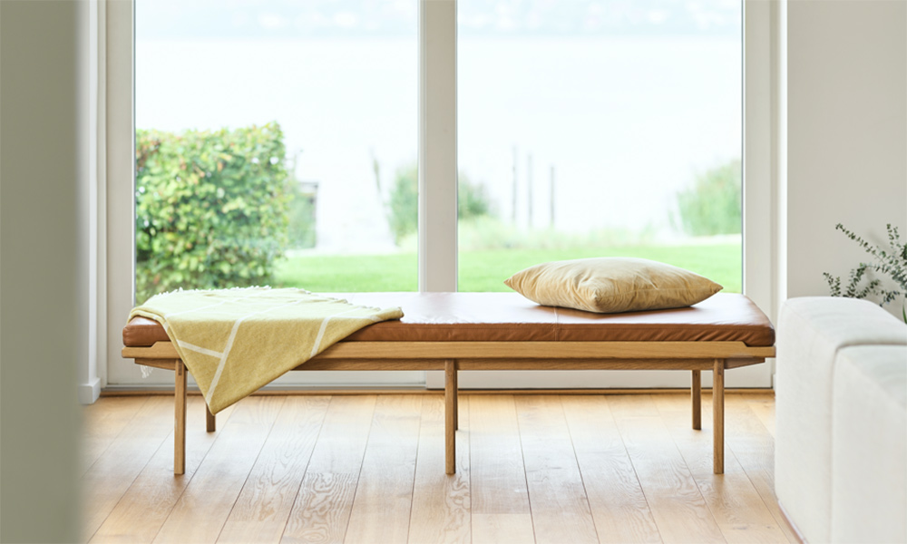 Das Kath Andersen Daybed mit feiner Lederauflage verbindet zeitloses Design mit natürlicher Wärme. Klare Linien, edles Holz und die weiche Lederfläche laden dazu ein, den Alltag für einen Moment hinter sich zu lassen. Ob als stilvolles Tagesbett im Wohnzimmer, als Rückzugsort mit Blick in den Garten oder als elegantes Statement-Piece – dieses Daybed schenkt jedem Raum Ruhe, Harmonie und besondere Wohnqualität.