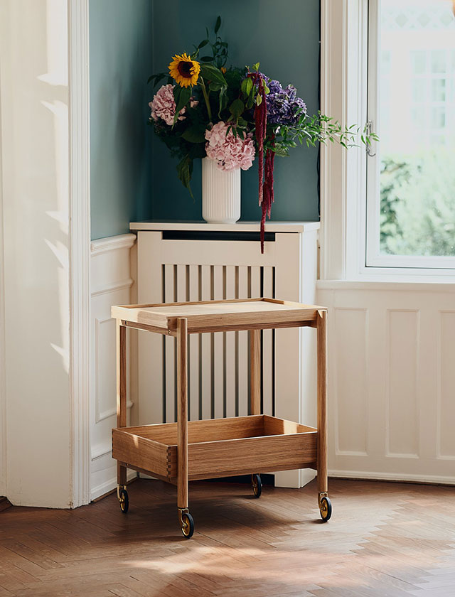 Eleganter Holz-Servierwagen von Kath & Andersen – minimalistisches skandinavisches Design, auf Rollen, perfekt als Tray Table oder Beistelltisch.