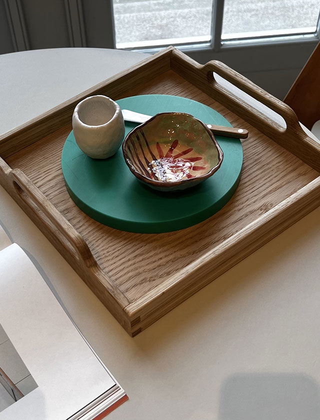 Eichenholz Tabletts von Kath & Andersen in drei verschiedenen Ausführungen erhältich. In dieser quadratischen Variante transportieren Sie Ihr Geschirr elegant von der Küche zu Ihrem gemütlichen Essplatz.