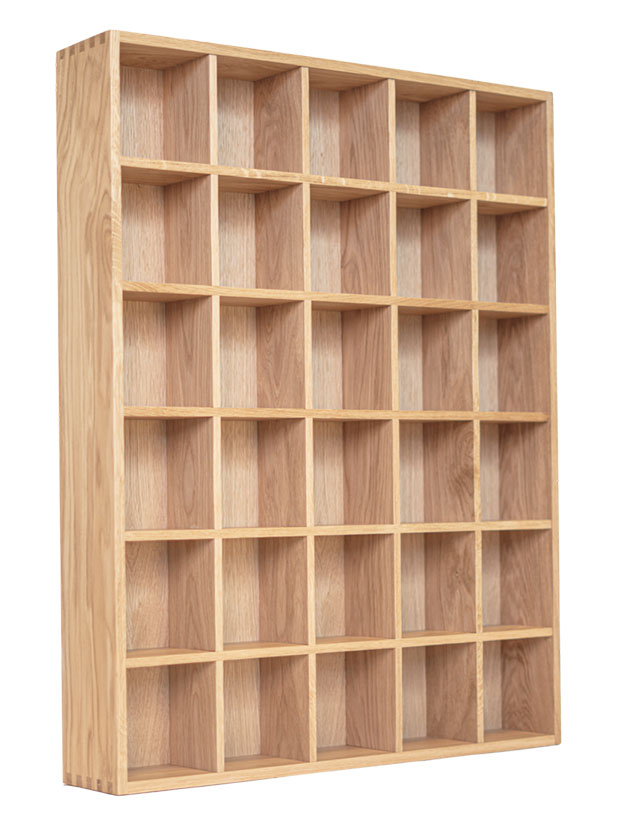 Eicheholz Tassenregal von Kath & Andersen mit 30 Fächern.