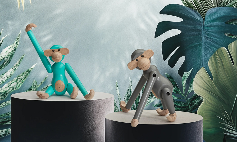 Kay Bojesen Mini Affe in Türkis und Grau: ikonische Holzfigur im skandinavischen Design – perfekt als Deko, Geschenk oder Sammlerstück.