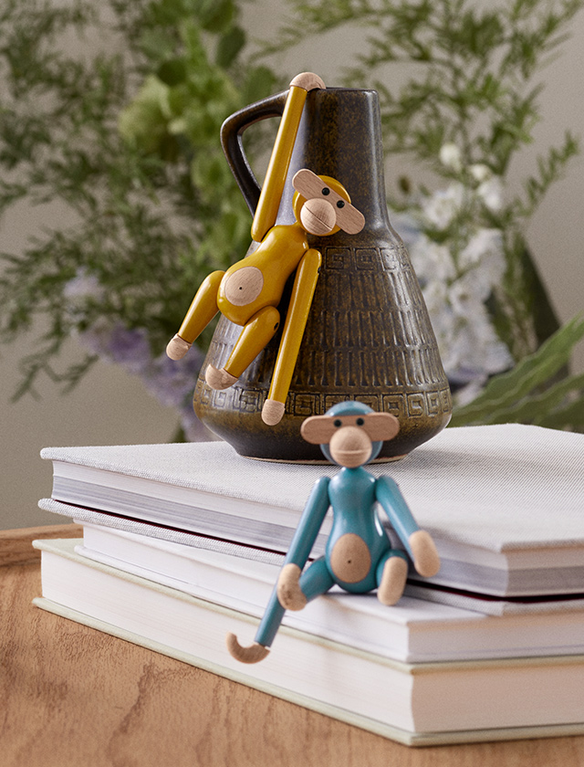 Entdecken Sie den bezaubernden Affen Mini in Vintage Blau & Vintage Gelb von Kay Bojesen, eine charmante Ergänzung zu Ihrer Sammlung von handgefertigten Kunstwerken. Mit seinem zeitlosen Design und seiner liebevollen Gestaltung verkörpert dieser Miniaturaffe die unverkennbare Eleganz und den zeitlosen Stil, für den Kay Bojesen bekannt ist
